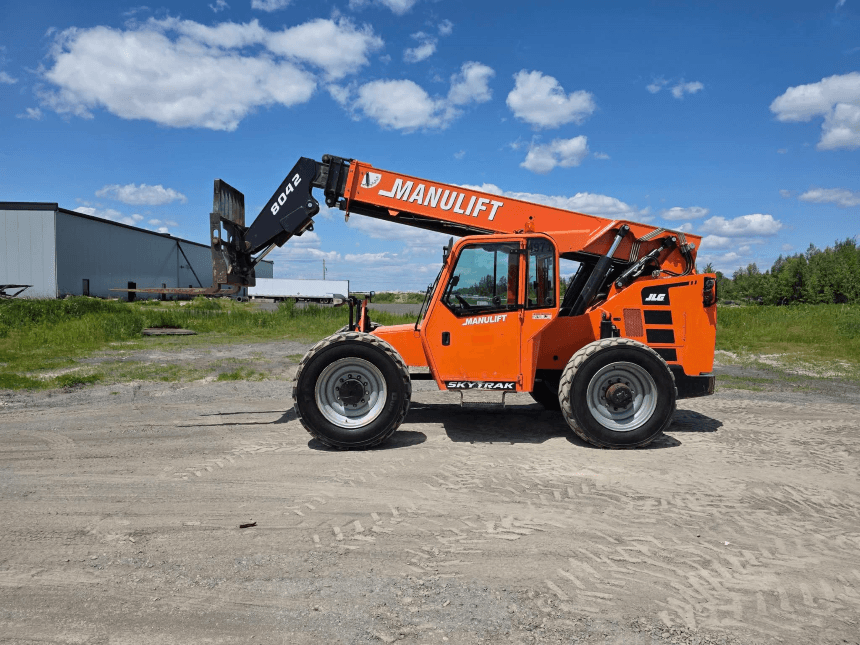 2022 SkyTrak 8042 Telehandler – Left view