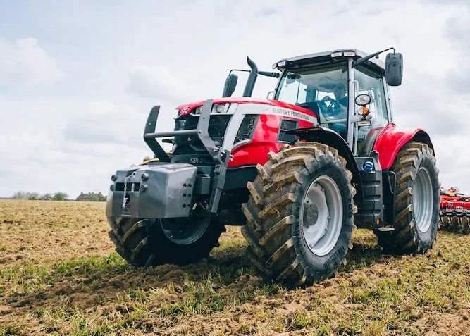 Tracteur Massey Ferguson 7S.155 rouge au travail dans un champ