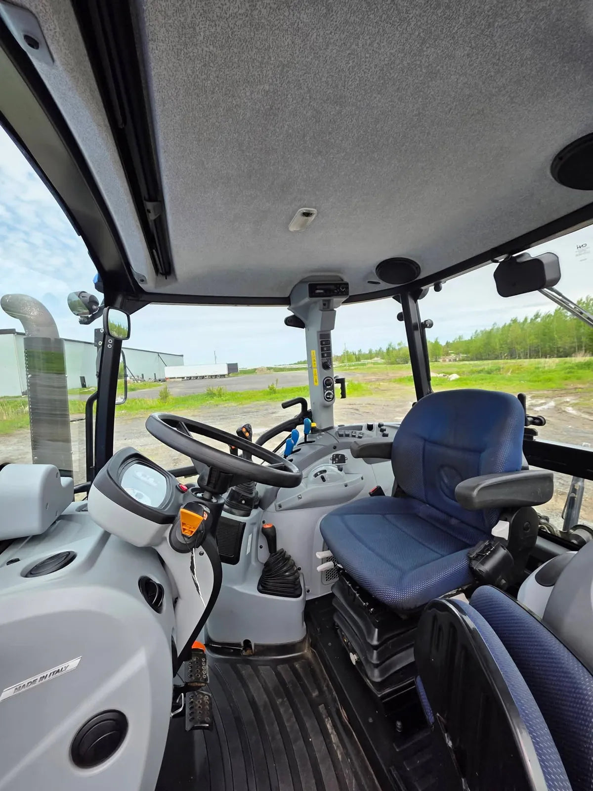 2022 New Holland T5.120 Tractor – Interior