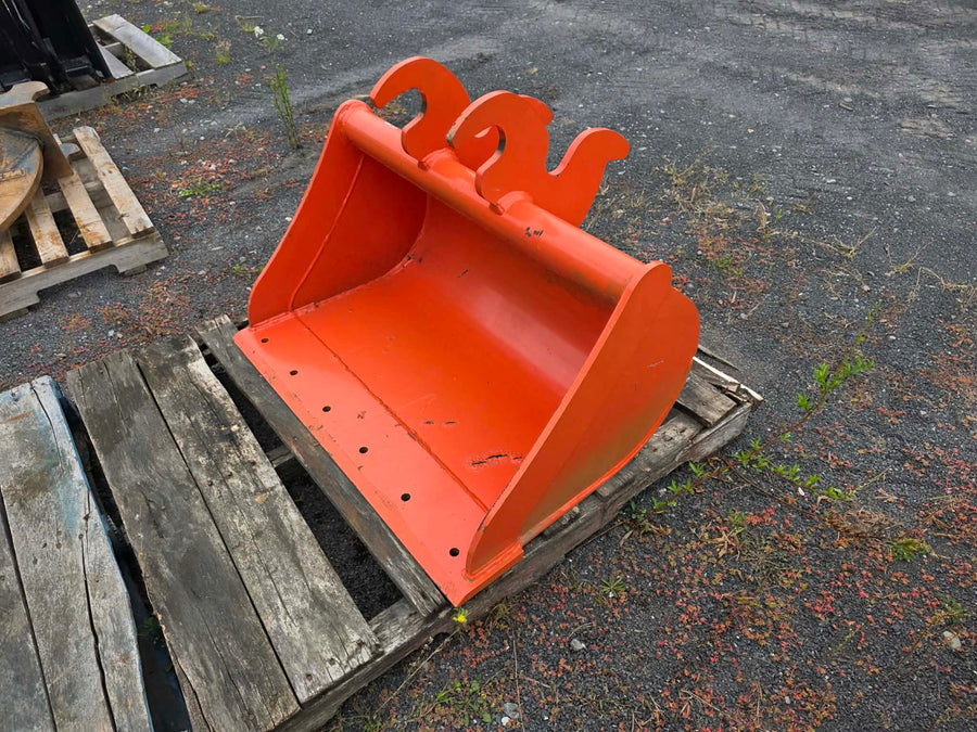 Bucket SSTA 36'' vue de 3/4 montrant le godet orange et les attaches d'arrimage sur palette de bois