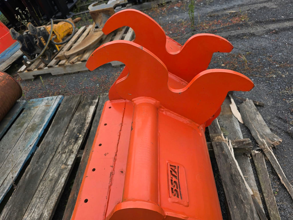 Bucket SSTA 36'' usagé, vue rapprochée des dents et du tube d'attelage peints en orange