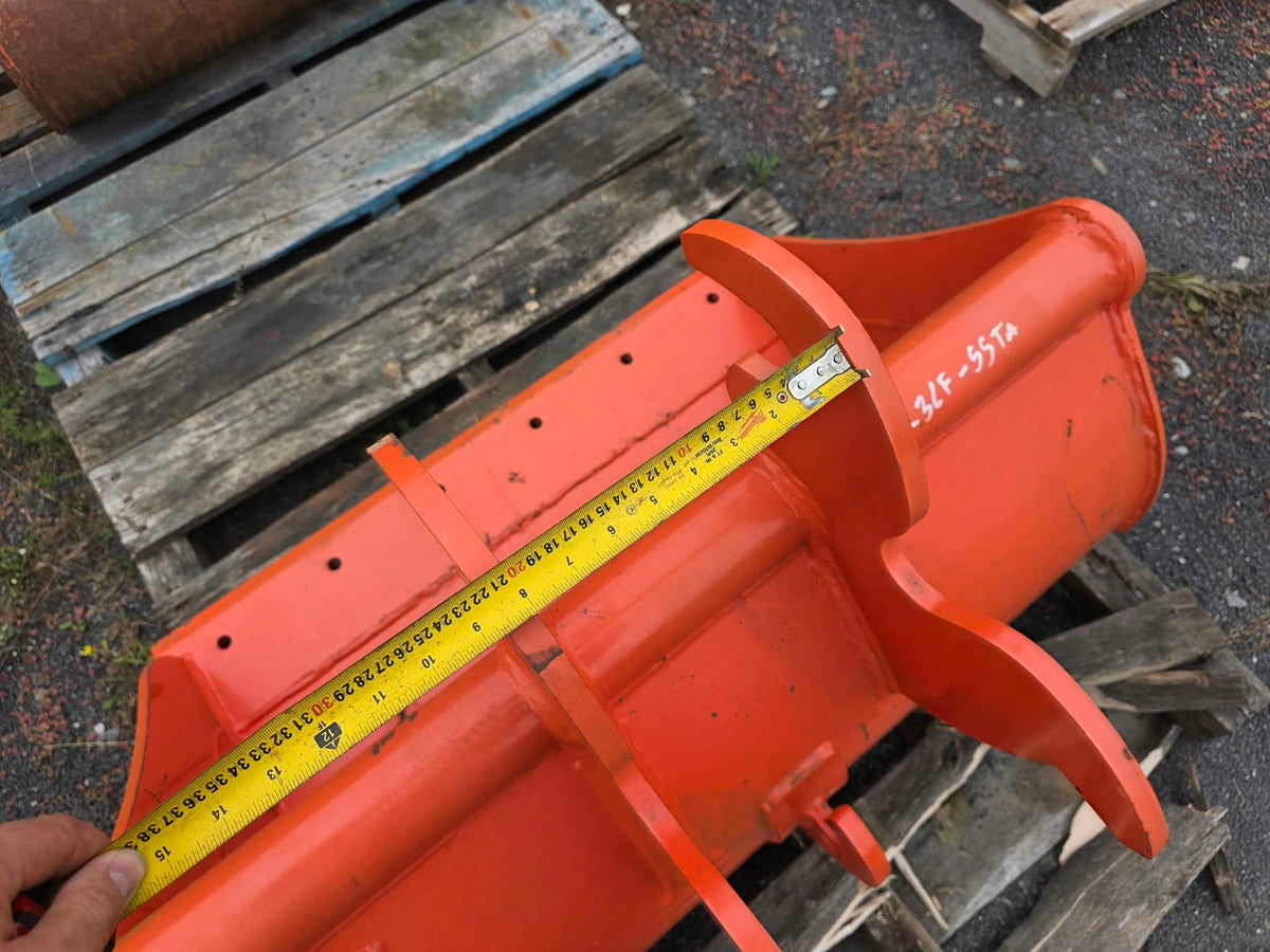 Bucket SSTA 36'' usagé, vue du dessus avec ruban à mesurer indiquant la largeur de 36 pouces