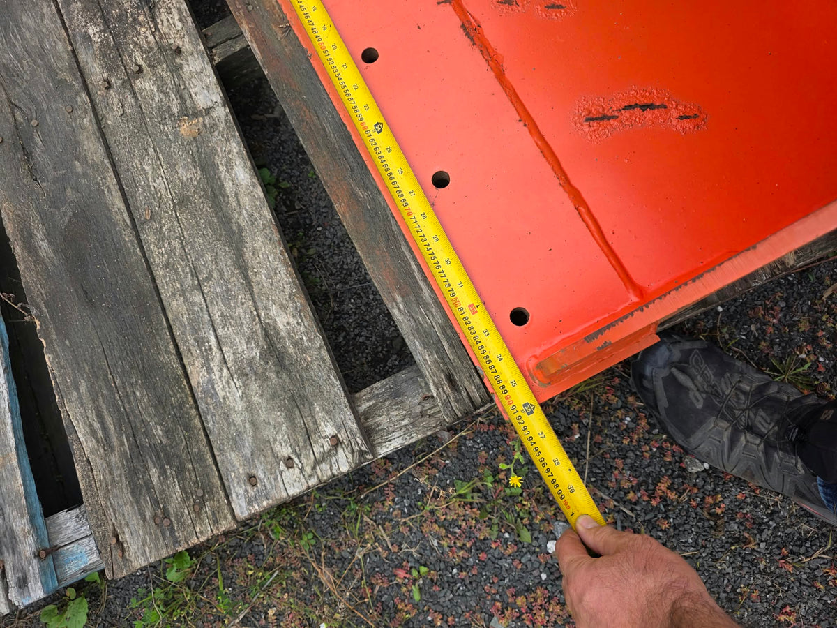 Bucket SSTA 36'' mesure au ruban la largeur du godet orange usagé