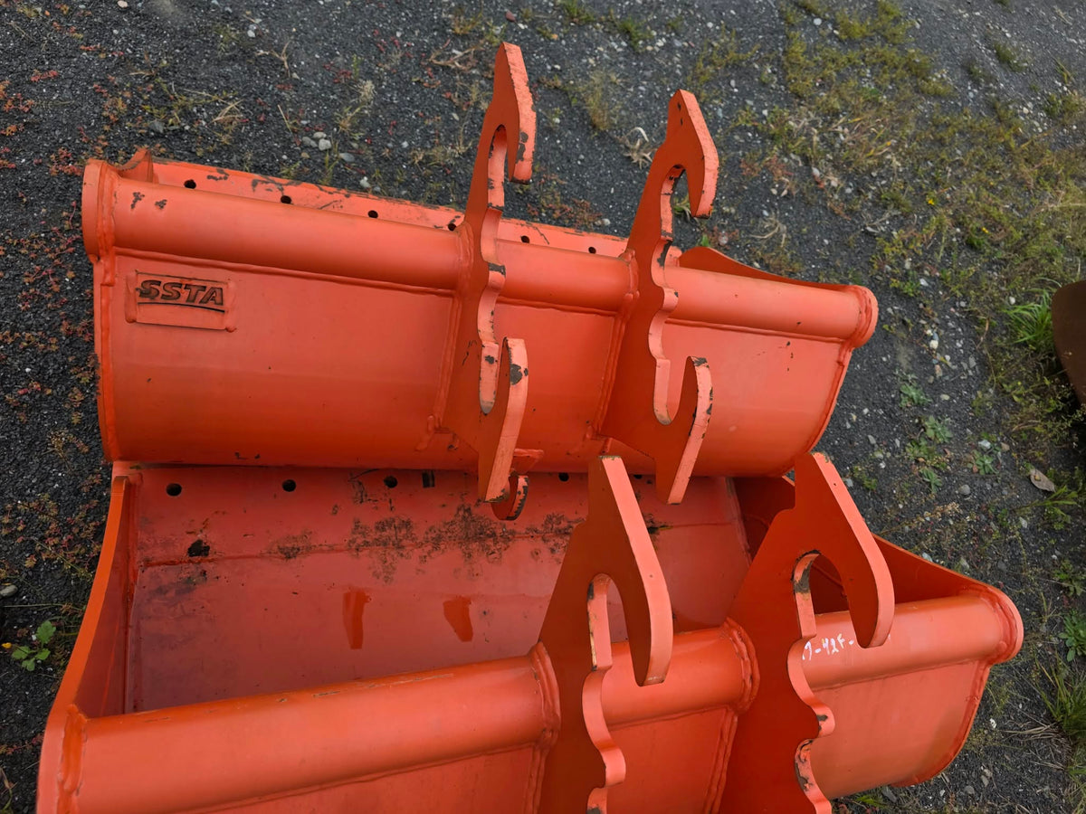 Bucket SSTA 42po vue de dessus montrant godets empilés et dents d'attache visibles