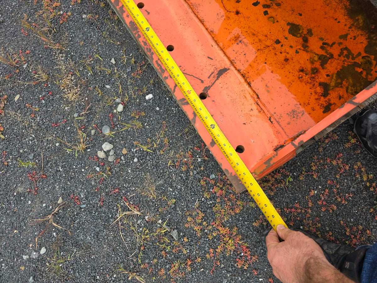 Bucket SSTA 42po mesure au ruban la largeur du godet orange usé, trous d'attelage visibles