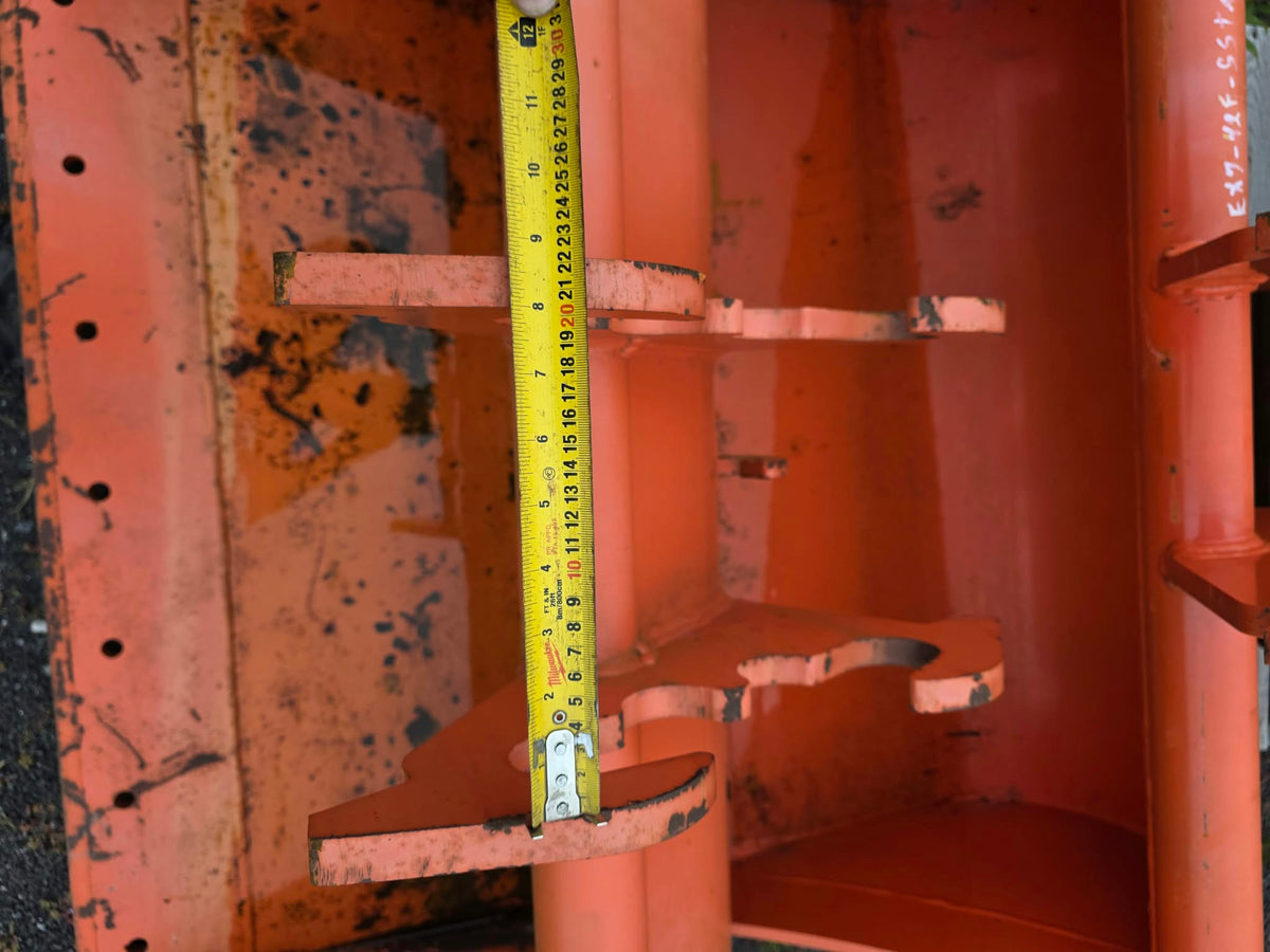 Bucket SSTA 42po vue intérieure avec ruban à mesurer montrant la largeur entre supports de dents