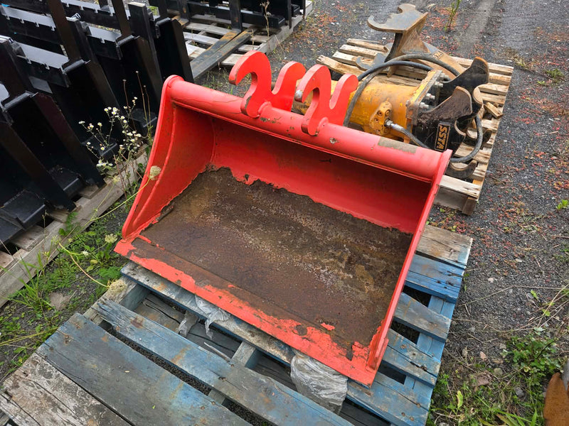 Bucket Tétrault 36po vue de dessus montrant le fond rouillé et les dents d'attache sur palette