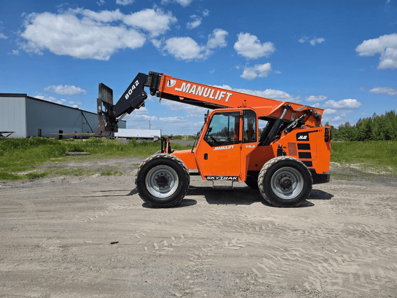 2022 SkyTrak 8042 Telehandler – Left view