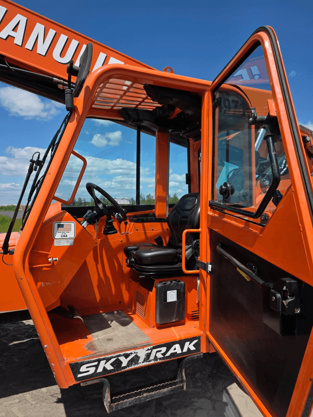 2022 SkyTrak 8042 Telehandler – Cab