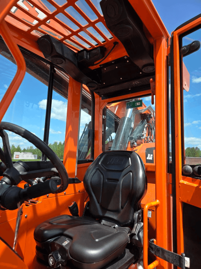2022 SkyTrak 8042 Telehandler – Interior