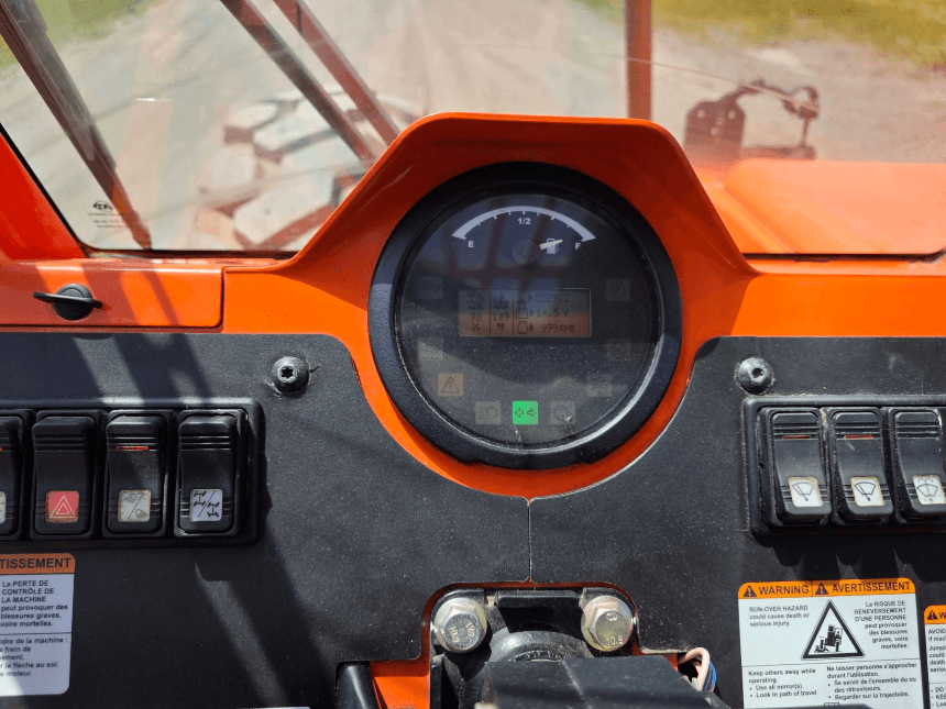 2022 SkyTrak 8042 Telehandler – Instrument panel