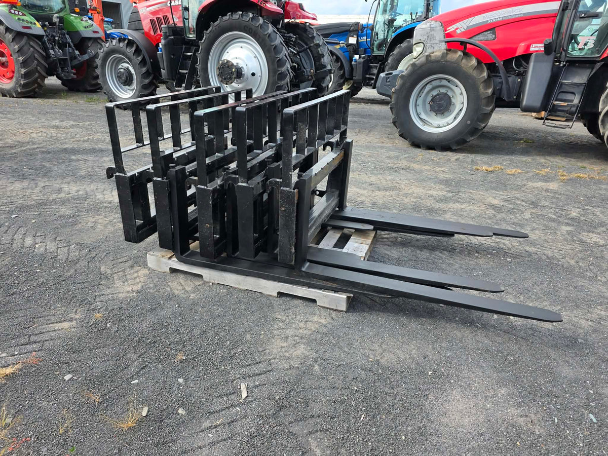 Fourche attache alo 48 po 4000lbs vue de face avec dents déployées sur palette de bois