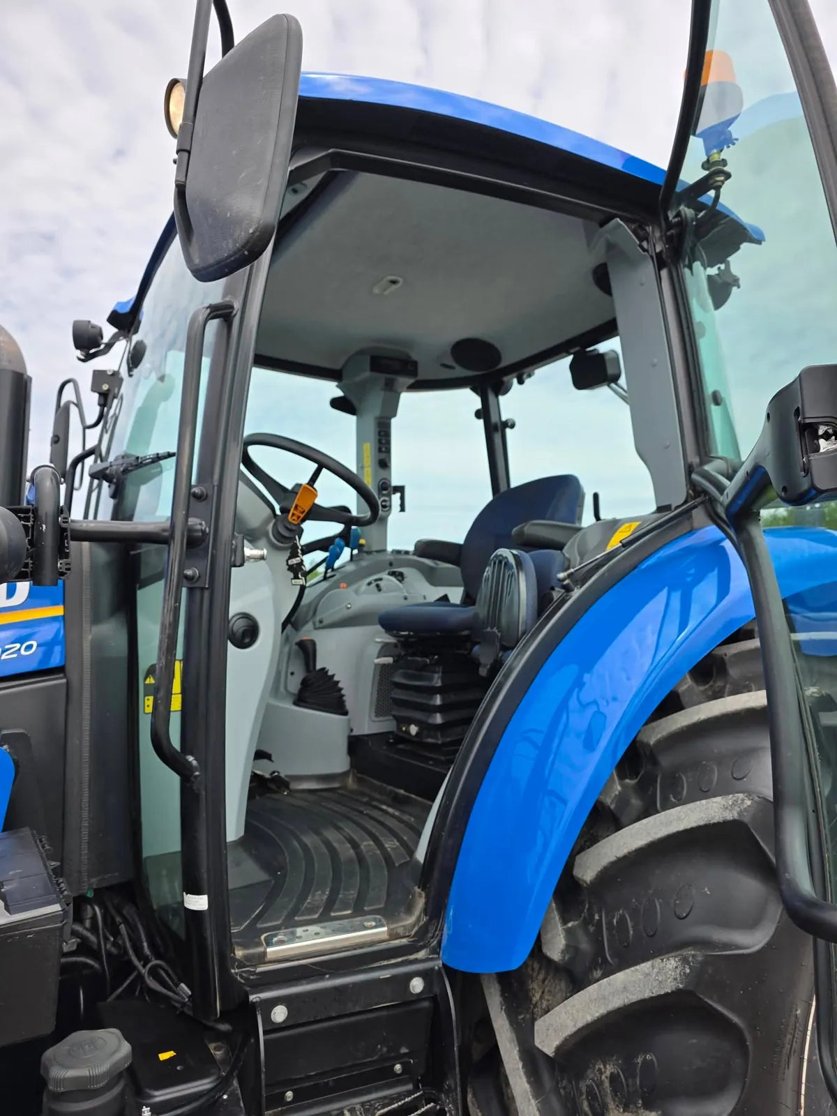 2022 New Holland T5.120 Tractor – Cab