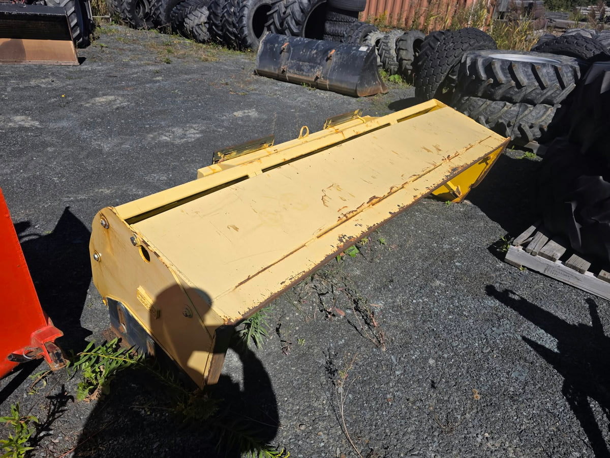 Gratte à neige Cotech 92po vue de dessus, attache skid steer et lame visibles, peinture usée