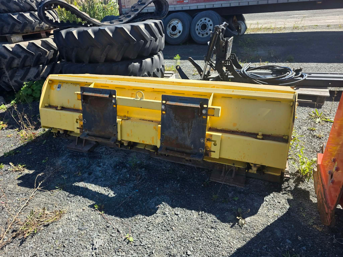Gratte à neige Cotech 92po, vue arrière montrant les plaques de fixation et l'attache skid steer