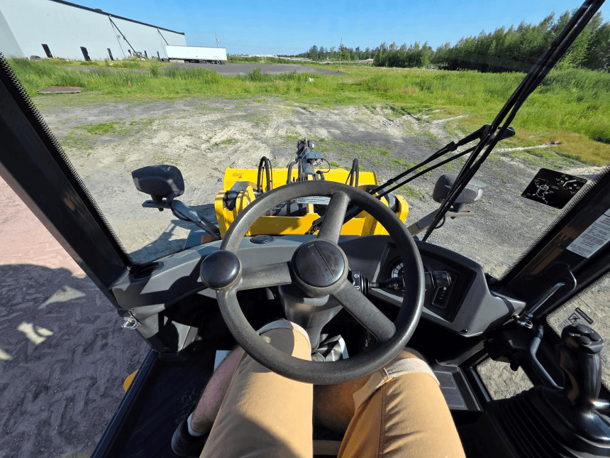 2018 John Deere 244K-II Wheel Loader – Steering wheel