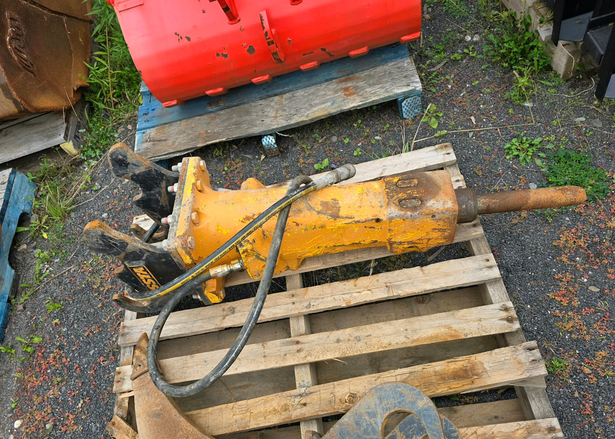 Marteau piqueur Epiroc Bes174258 2023 posé sur palette, vue d'ensemble du boîtier et tuyaux hydrauliques