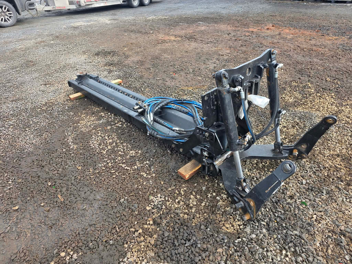 Harnais relevage avant avec sortie d'huile, vue 3/4 montrant bras hydrauliques et flexibles déposés au sol
