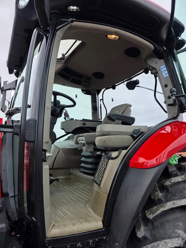 2022 Case IH Maxxum 115 Tractor – Cab entry