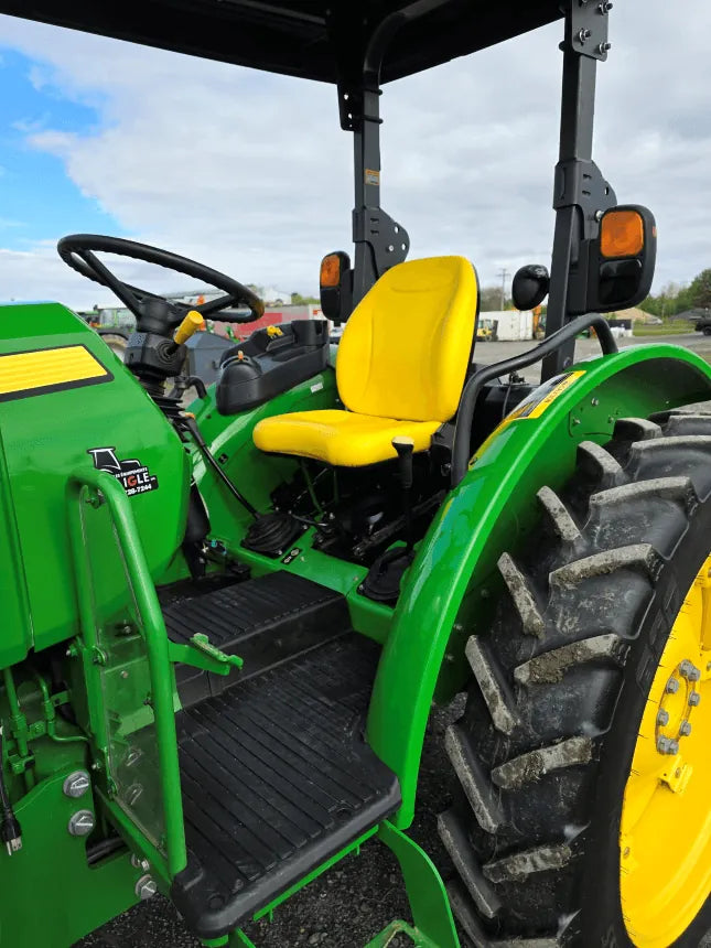 2022 John Deere 5075E Tractor – Operator station