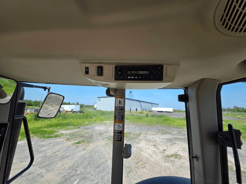 2021 John Deere 6140M Tractor – Cab radio