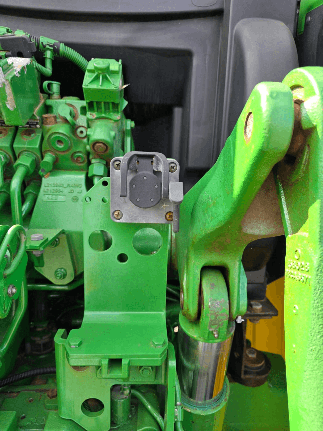 2016 John Deere 6145R Tractor – Rear connections