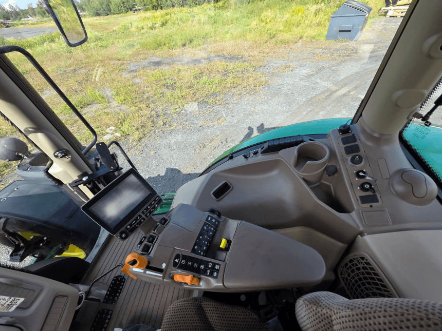 2016 John Deere 6145R Tractor – Operator controls