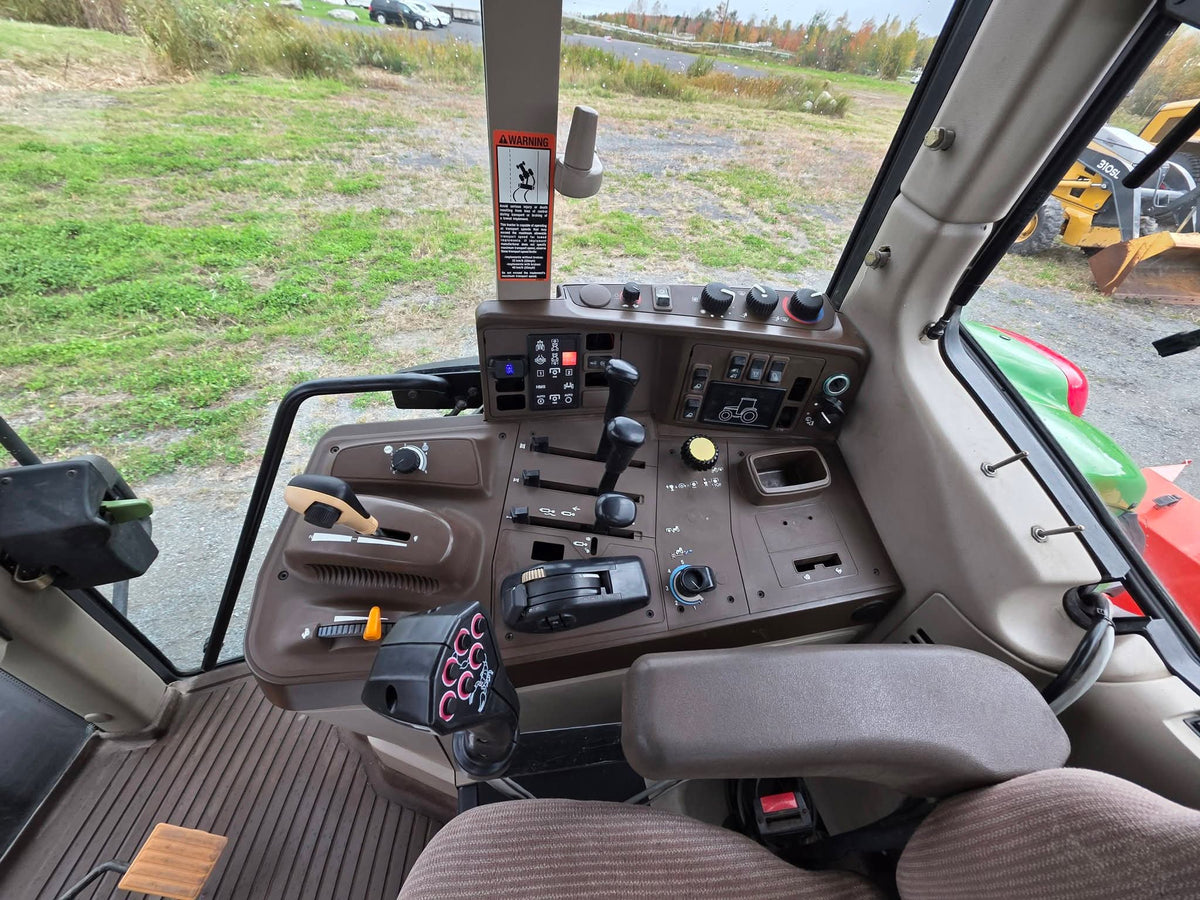 John Deere 6420 2006 vue intérieure cabine, manettes de commande, accoudoir et siège conducteur