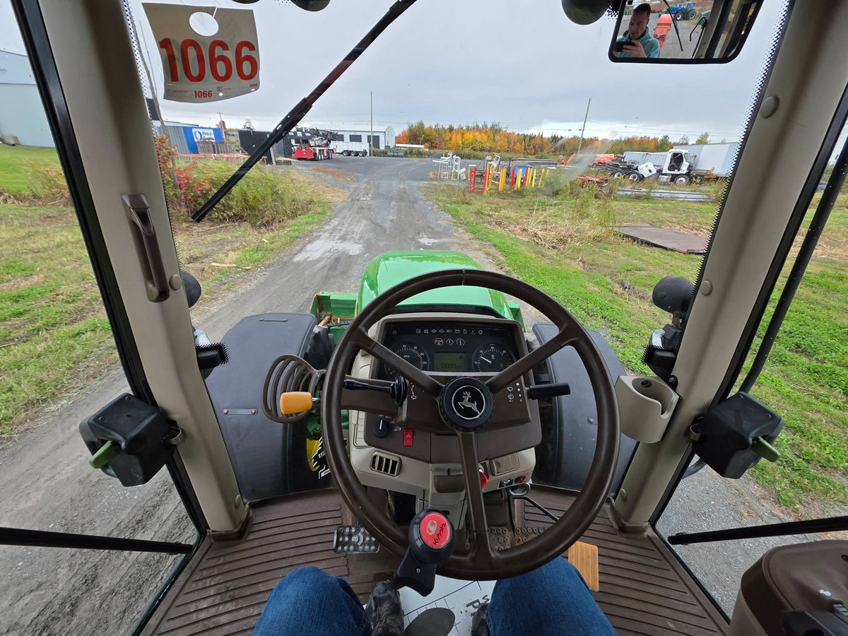 Tracteur John Deere 6420 2006 vue cabine volant tableau de bord et compteur d'heures