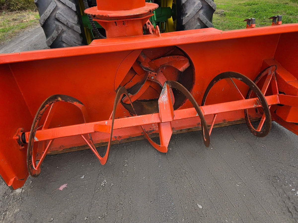 John Deere 6420 vue rapprochée des vis et turbine du souffleur Pronovost p860 monté à l'arrière