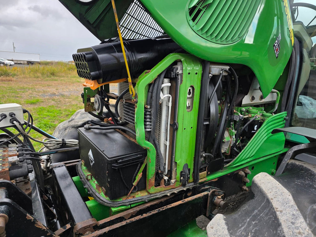 John Deere 6420 2006, compartiment moteur capot ouvert, radiateur, batterie et filtres visibles