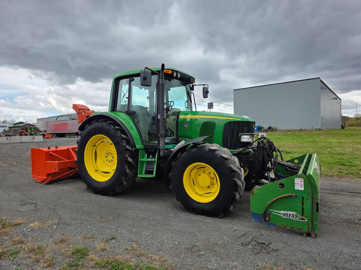 John Deere 6420 2006 vue 3/4 avant avec gratte Metalpless et souffleur Pronovost attelés