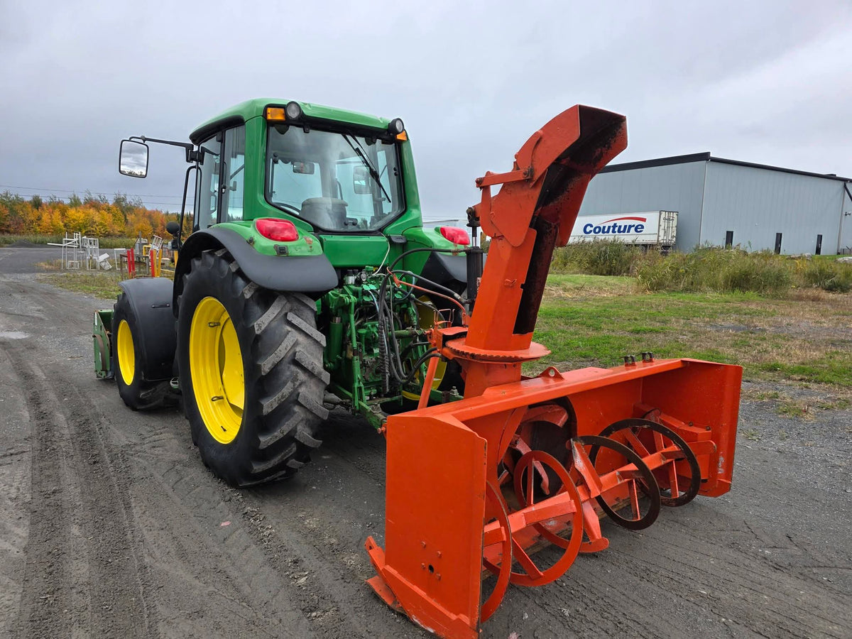 John Deere 6420 vue 3/4 avant avec souffleur à neige Pronovost monté à l'arrière