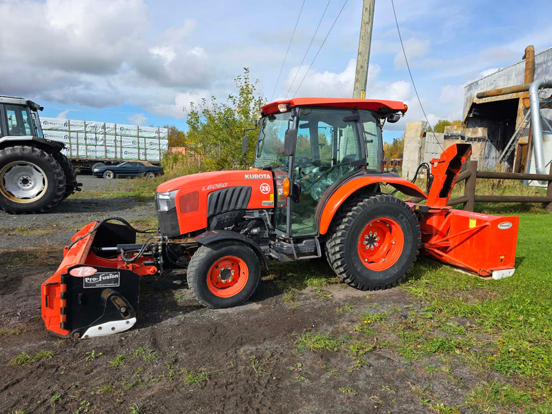 Kubota L6060 2018 de profil, cabine fermée, souffleur Pronovost et gratte Pro-Fusion à l'avant
