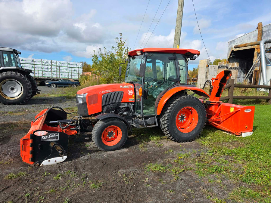 Kubota L6060 2018 de profil, cabine fermée, souffleur Pronovost et gratte Pro-Fusion à l'avant
