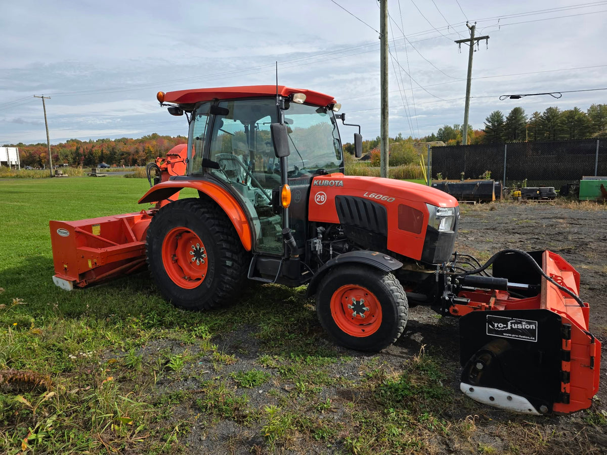 Kubota L6060 2018 vue de profil avec cabine, souffleur Pronovost arrière et fraise Pro-Fusion à l'avant