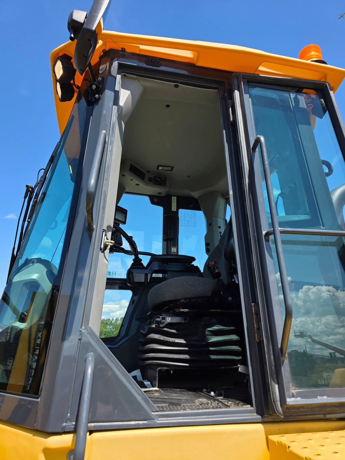 2021 John Deere 524P Wheel Loader – Cab
