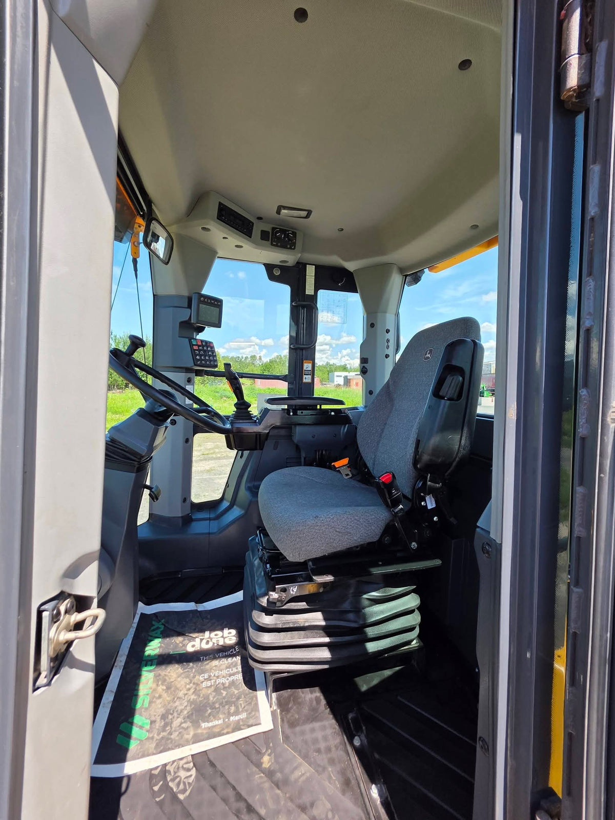 2021 John Deere 524P Wheel Loader – Operator cab