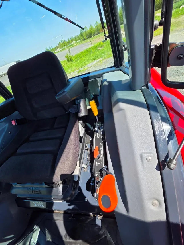 2016 Massey Ferguson 1758 Tractor – Operator station