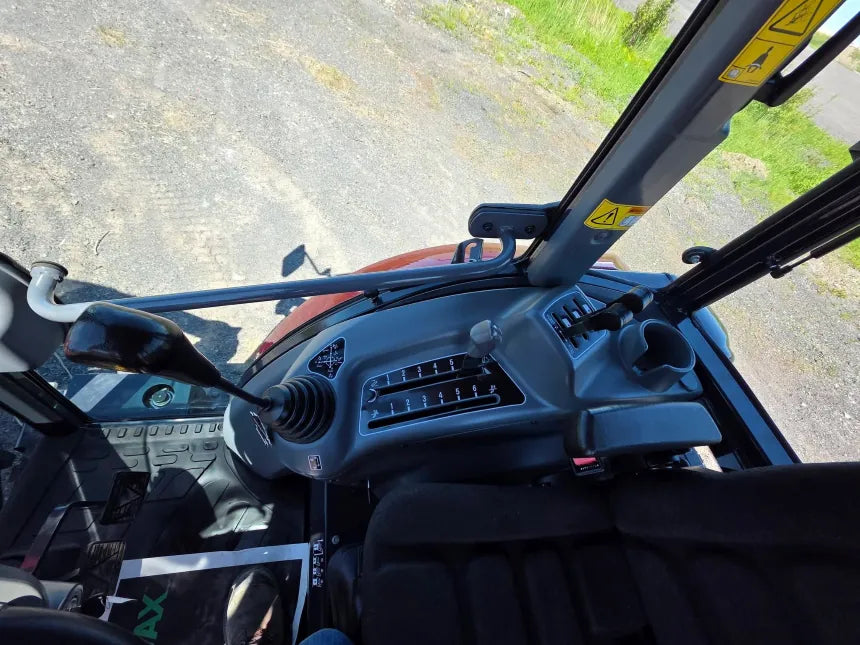 2016 Massey Ferguson 1758 Tractor – Hydraulic controls
