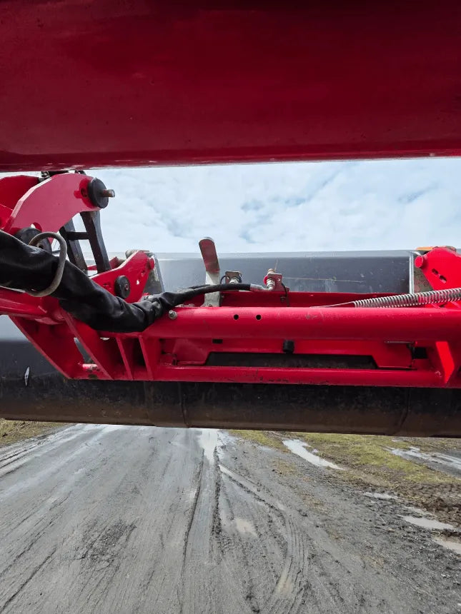 2022 Massey Ferguson 5711 Tractor – Loader frame 2