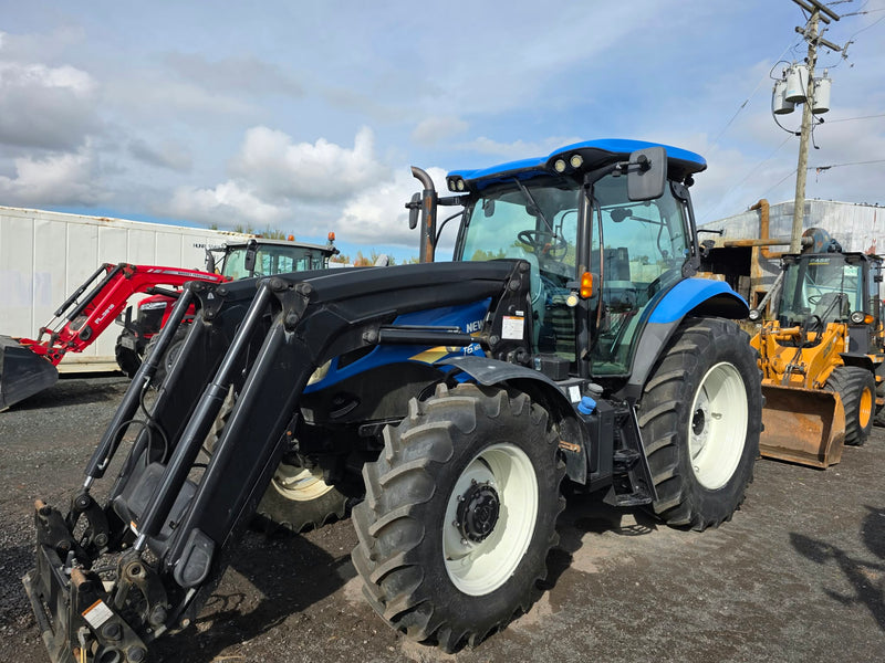 New Holland T6.165 2015 vue de profil avec chargeur avant, cabine vitrée et pneus agricoles arrière