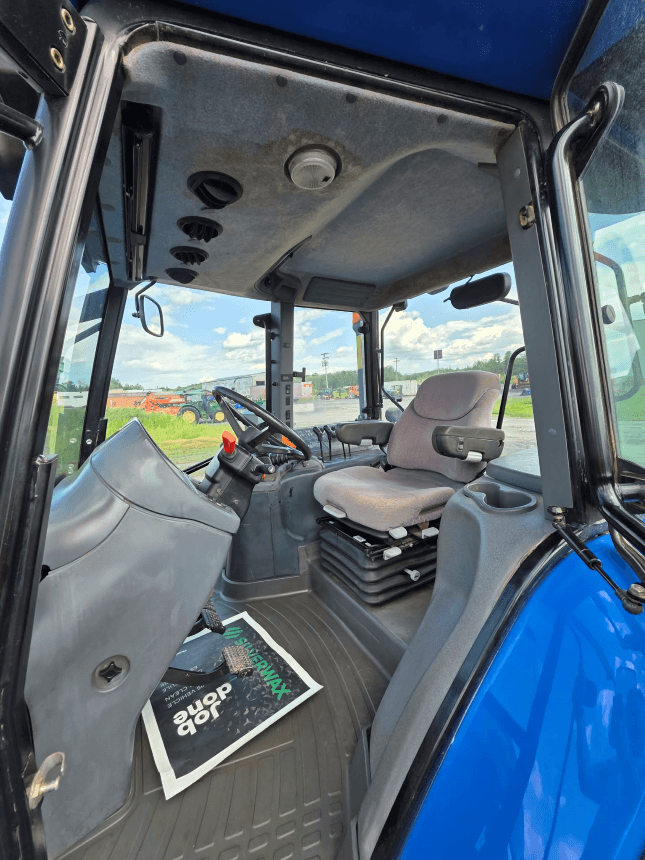 Tracteur New Holland TM175 2006 - Intérieur cabine