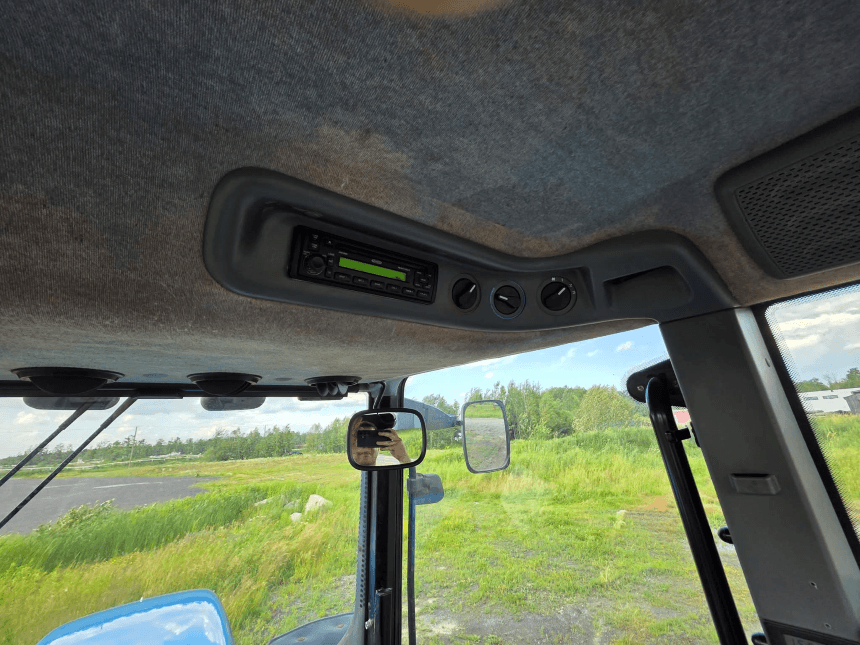 Tracteur New Holland TM175 2006 - Radio et commandes cabine