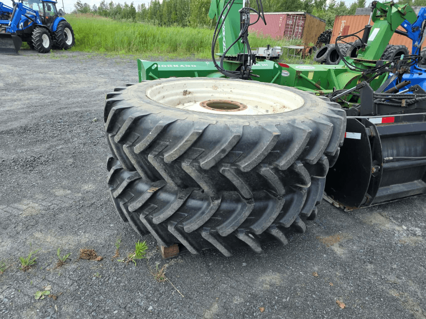 Tracteur New Holland TM175 2006 - Roues doubles arrière incluses, prêtes à être installées