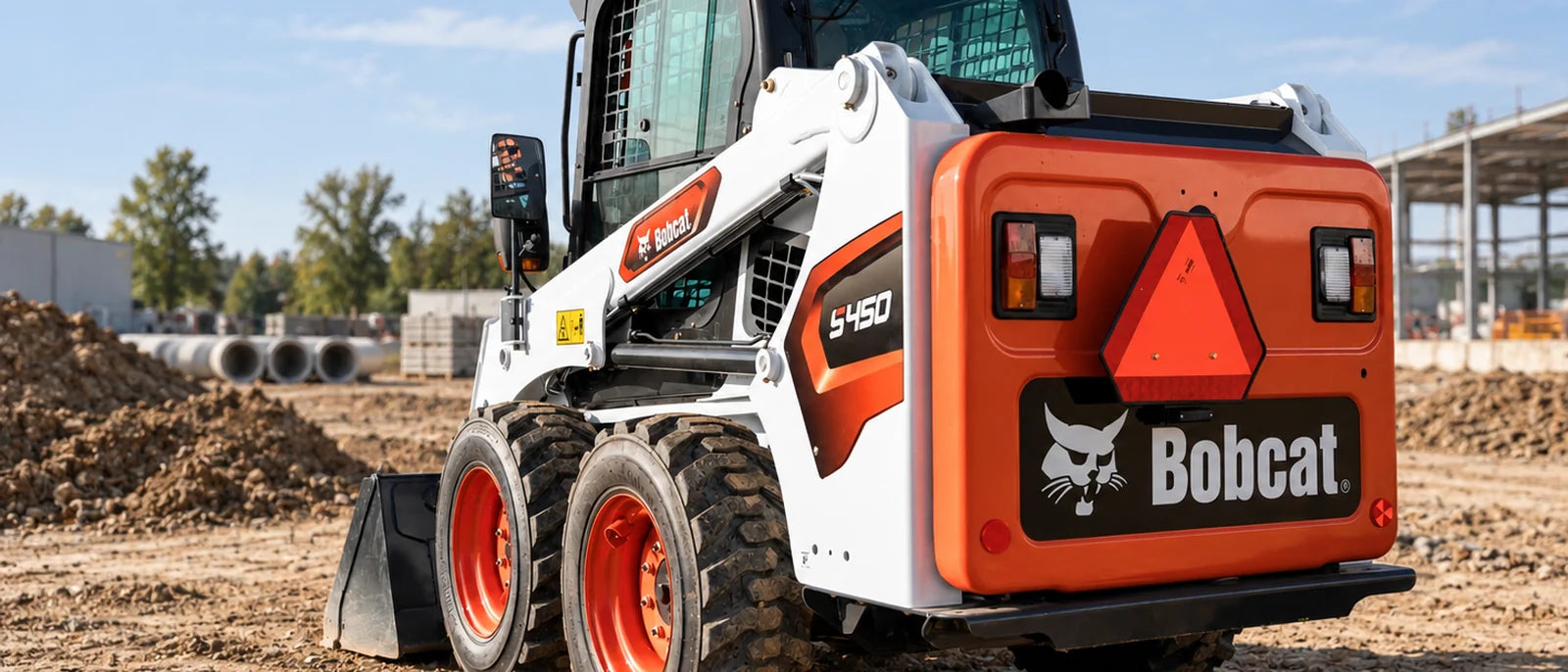 Chargeuse compacte Bobcat S450 sur un chantier