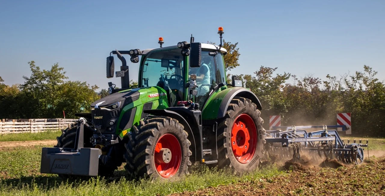 Tracteur Fendt 620 Vario au travail avec un déchaumeur dans un champ