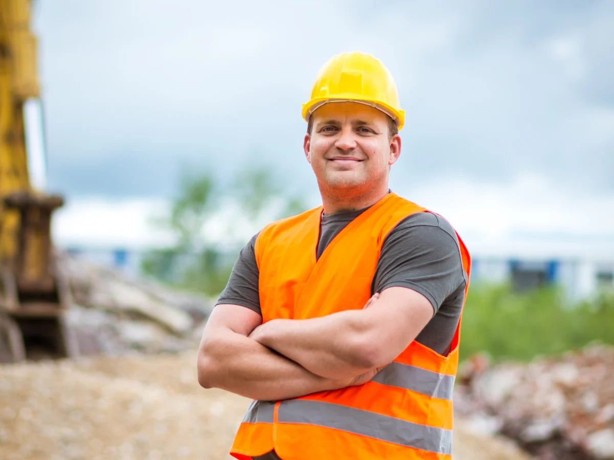 Entrepreneur en construction devant sa pelle, crédit-bail d'équipement usagé Les Équipements Daigle