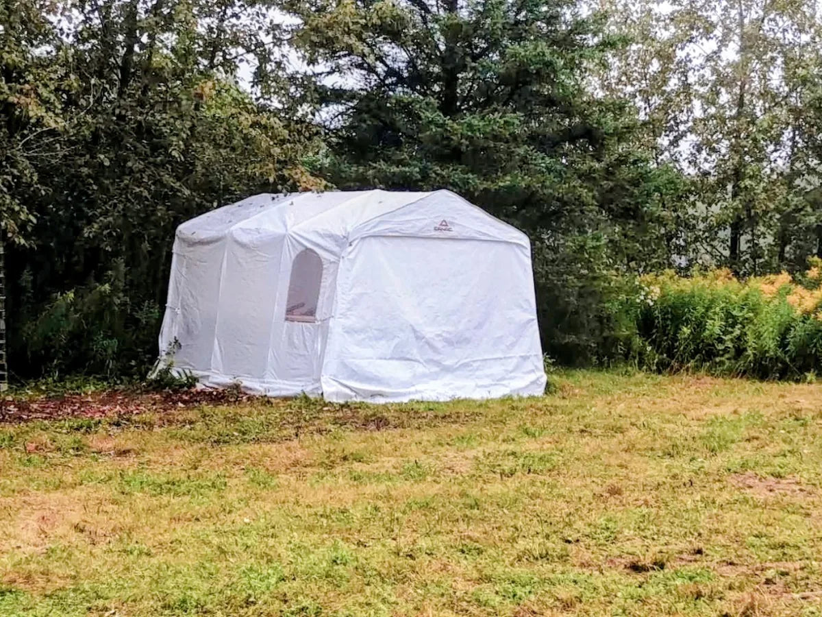 Garage de toile des Équipements Daigle à leurs débuts, dans une terre à bois