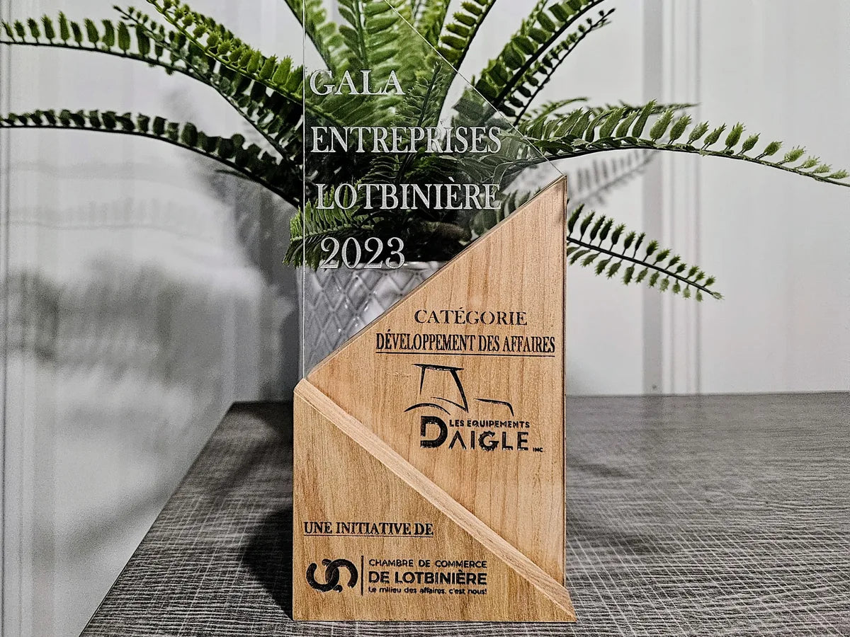 Trophée du Gala des Entreprises Lotbinière 2023 remis aux Équipements Daigle